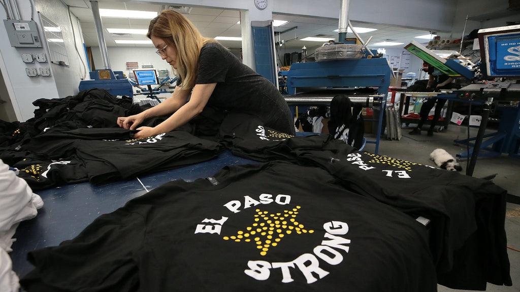 Habitantes de El Paso venden playeras personalizadas para ayudar a familias de las víctimas del reciente tiroteo
