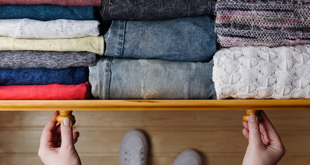 Colgar o doblar? La mejor manera de guardar tu ropa – Digital Bläk