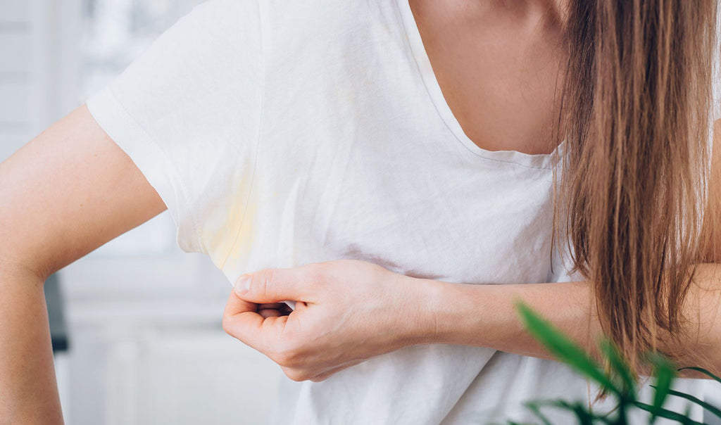 Cómo quitar manchas de sudor de playeras blancas