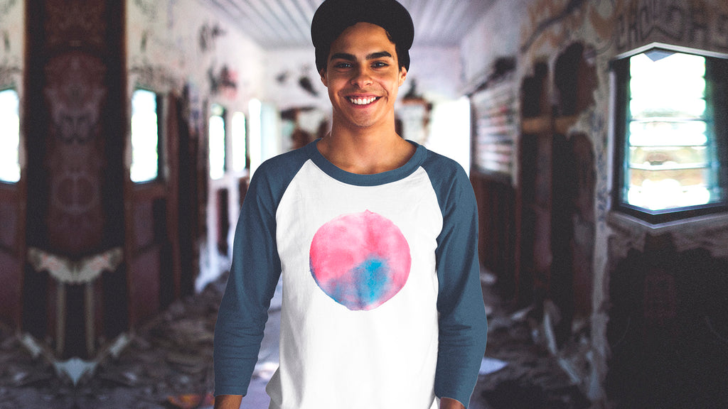 ¿Por qué debes incluir playeras beisboleras en tu guardarropa?