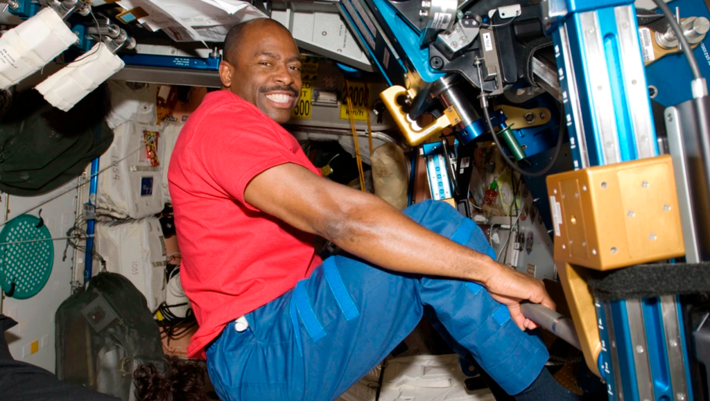 La NASA busca que sus astronautas puedan lavar su ropa en el espacio
