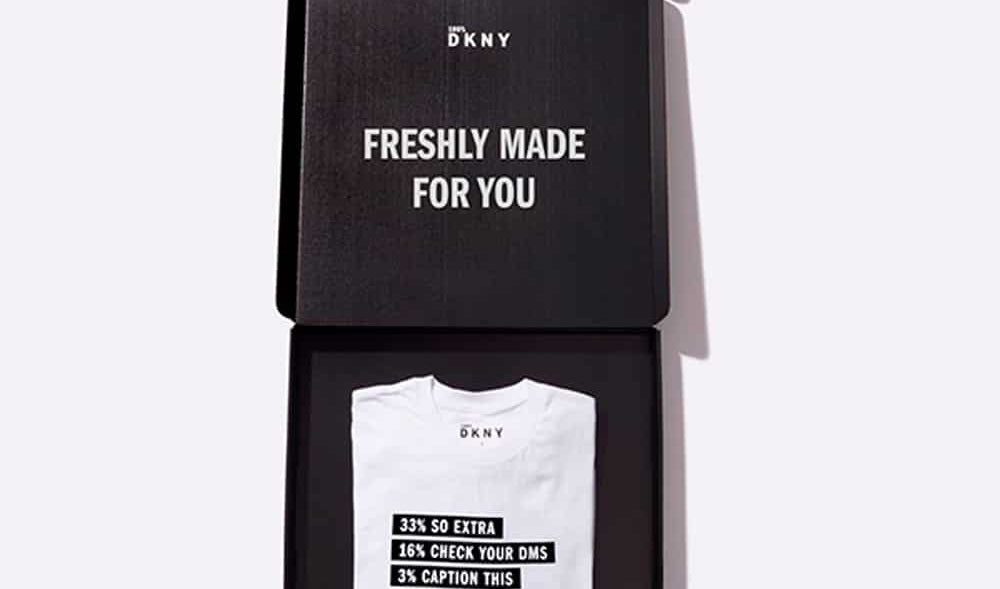 DKNY enviaba sus playeras personalizadas en cajas de pizza